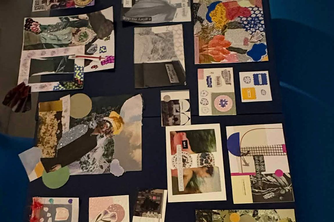 Kilkanaście gotowych kolaży i moodboardów rozłożonych obok siebie na granatowym blacie.